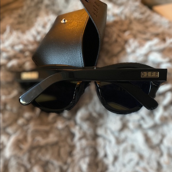 Diff yellow lense sunglasses ❤️ - Picture 2 of 3